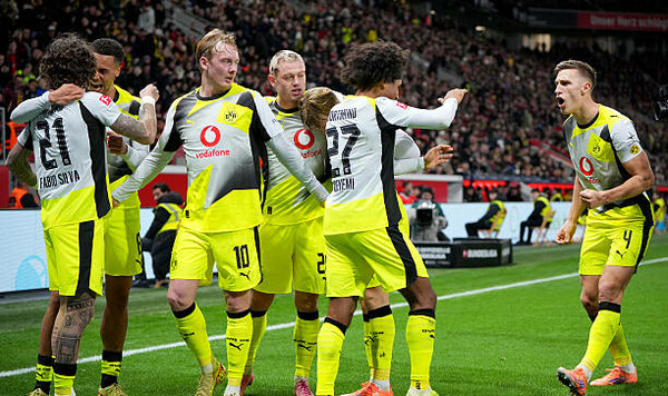 Поднялись в топ-3. Байер на своем поле сыграл с Боруссией Д Боруссии, Кофане, Ансельмино, Дортмунд, Адейеми