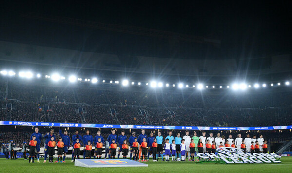 Фанаты Айнтрахта бросались стаканами с мочой на матче с Барселоной Айнтрахта, Барселона, Камп