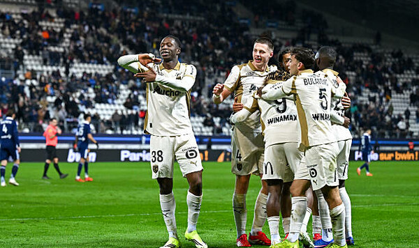 ПСЖ сброшен с трона. Ланс разгромил Париж и возглавил Лигу 1 Париж, Страсбург, Лилле, Марсель, Лигу