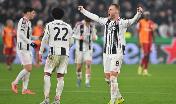 Ювентус вдесятером сделал 3:0 против Галатасарая и перевел матч в овертаймы Галатасарая, Ювентус, Лиги