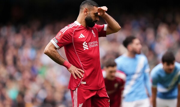 ФОТО. «Тебя уволят утром». Фаны Ман Сити издеваются над Слотом Сити, Ливерпуль, Англии